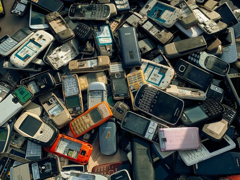 Gran acumulación de teléfonos móviles obsoletos y desmontados. Referencia externa de la categoría RAEE.